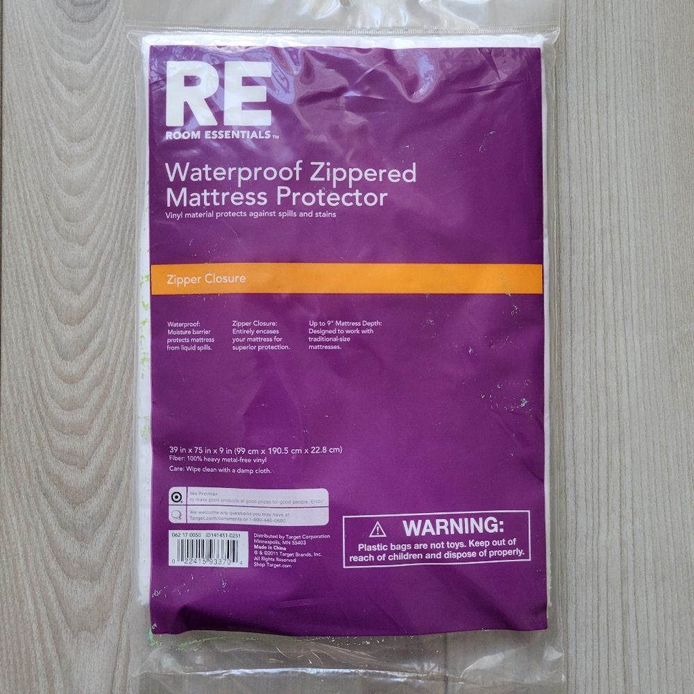 Room Essentials waterproof zippered mattress protector. Twin size